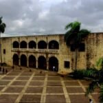 Vista frontal aérea del Alcazar de Colon