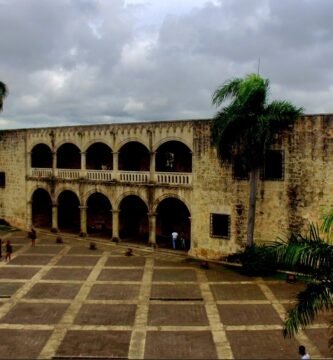 Vista frontal aérea del Alcazar de Colon