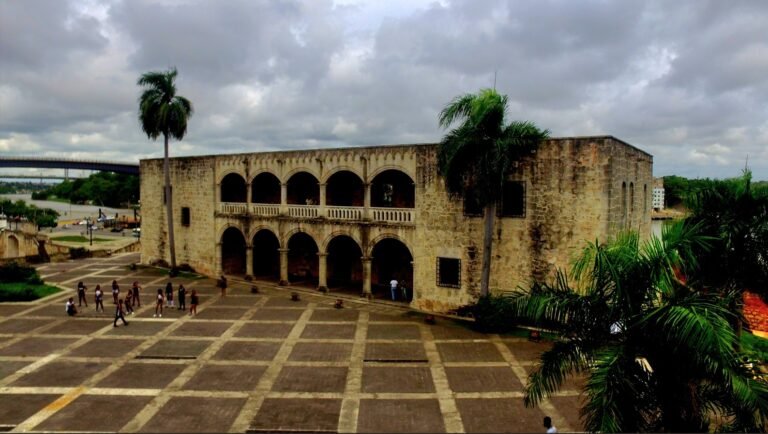 Vista frontal aérea del Alcazar de Colon