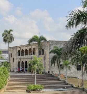 Parte de los escalones para subir a la entrada del alcazar de colon