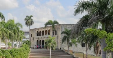 Parte de los escalones para subir a la entrada del alcazar de colon