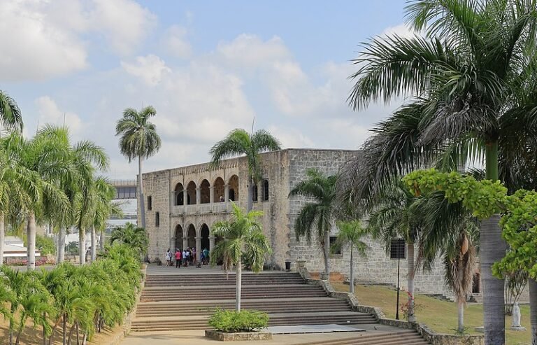 Parte de los escalones para subir a la entrada del alcazar de colon