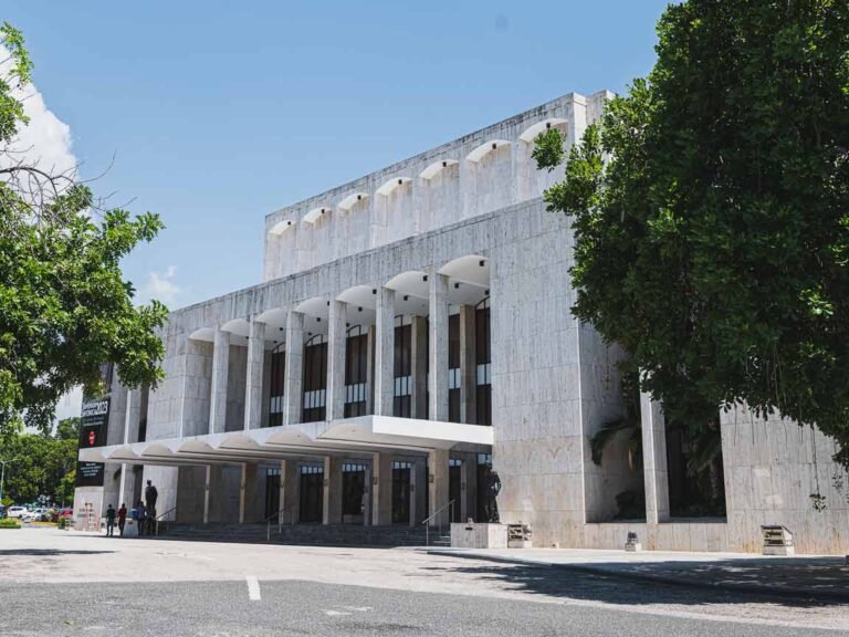 Teatro nacional fachada principal en la entrada