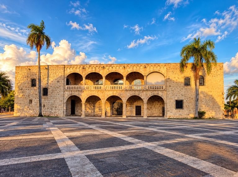 Fachada principal del Alcázar de Colón frente a la Plaza de España, en la Ciudad Colonial de Santo Domingo, República Dominicana