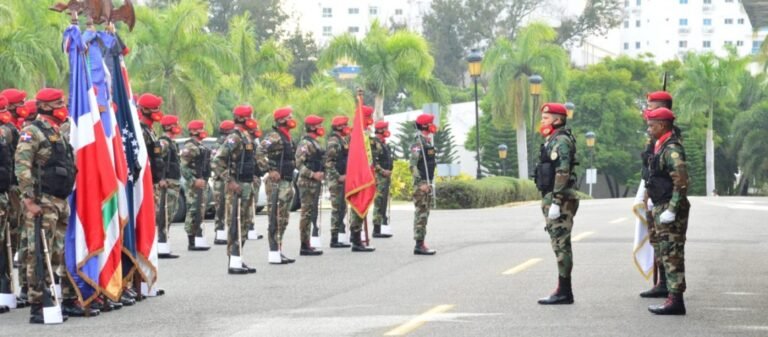 Guardia rindiendo honor a la bandera