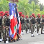 Guardia rindiendo honor a la bandera