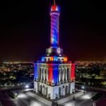 Museo Monumento a los Héroes de la Restauración, de noche con luce alegoricas al color de la bandera dominicana