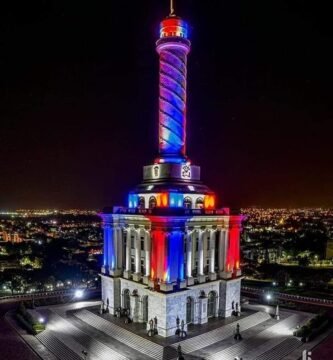 Museo Monumento a los Héroes de la Restauración, de noche con luce alegoricas al color de la bandera dominicana