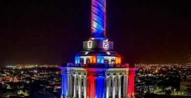 Museo Monumento a los Héroes de la Restauración, de noche con luce alegoricas al color de la bandera dominicana