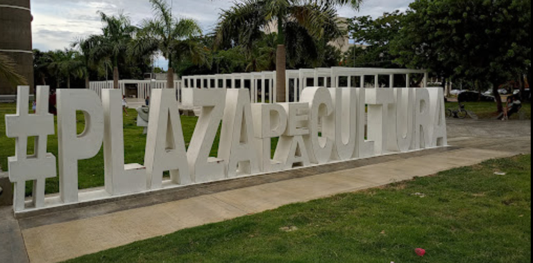 letrero sigue el #plaza de la cultura