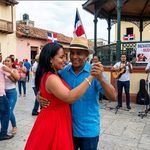 En la portada se ve una pareja bailando bachata y una orquesta tocando bachata