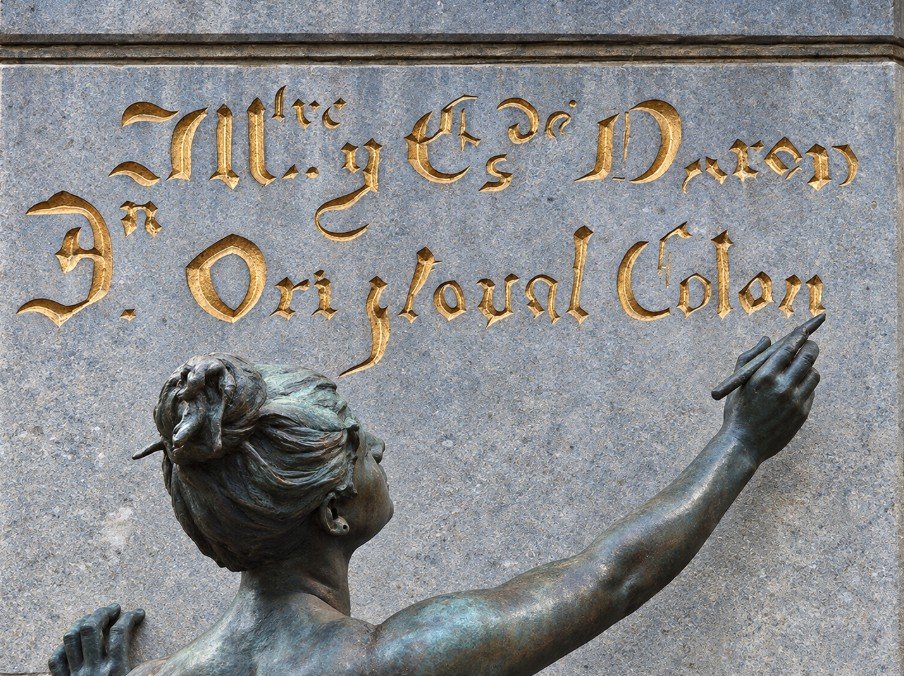 Inscripción Cristoval Colon en el monumento del Parque Colón