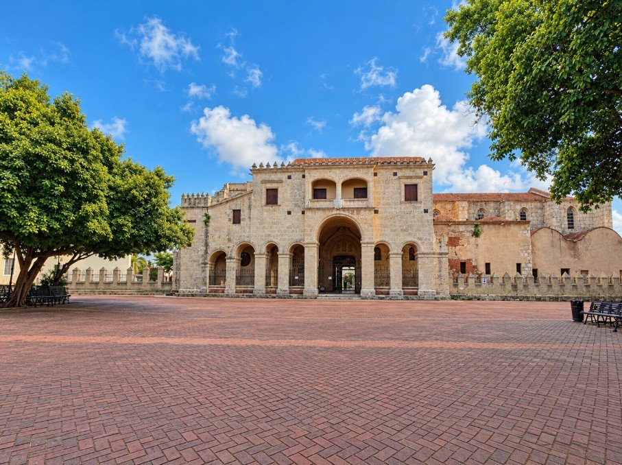 Parque Colón y Catedral de Santo Domingo en la Ciudad Colonial